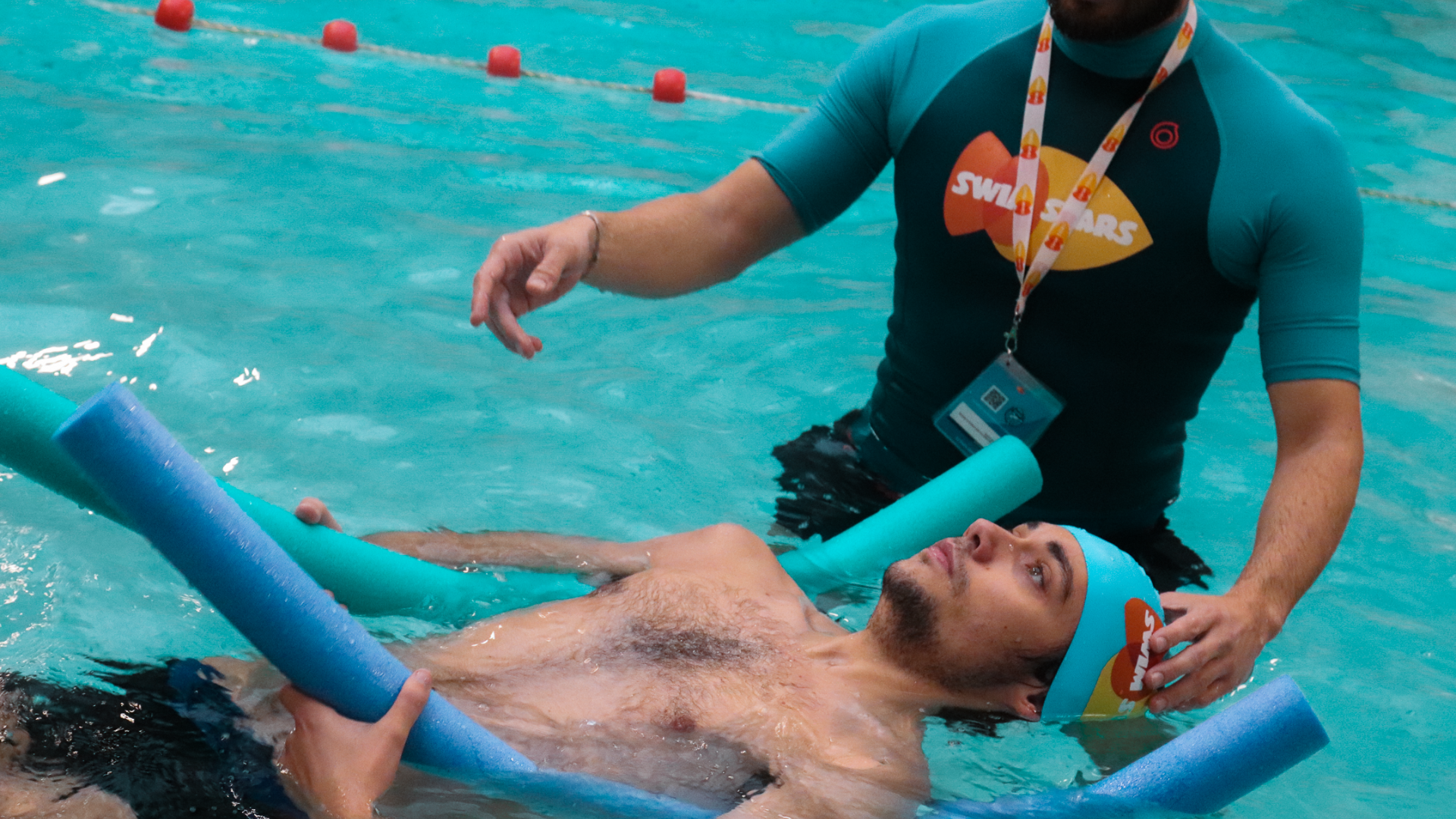 Adulte en cours de natation accompagné par un coach Swim Stars